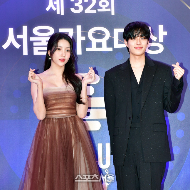 서울가요대상 레드카펫 김소원과 유선호[포토]