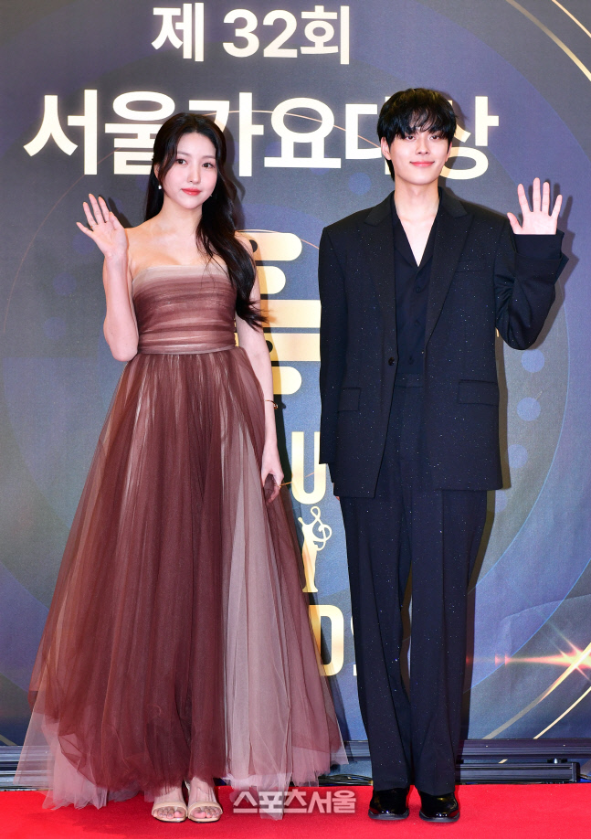서울가요대상 레드카펫 김소원과 유선호[포토]