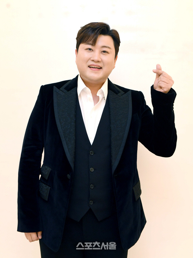 [포토]하트 만들어 보이는 김호중