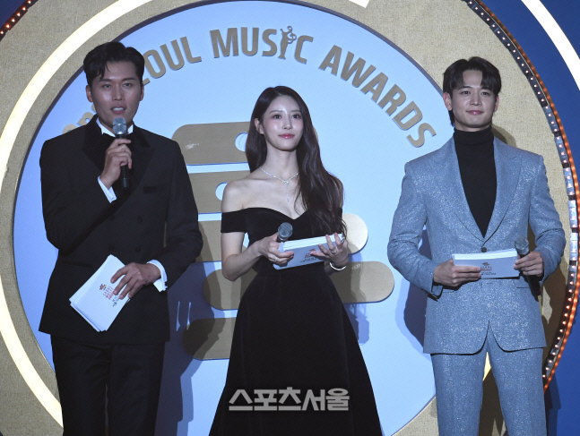 [포토] 서울가요대상 진행하는 김일중-미주-민호