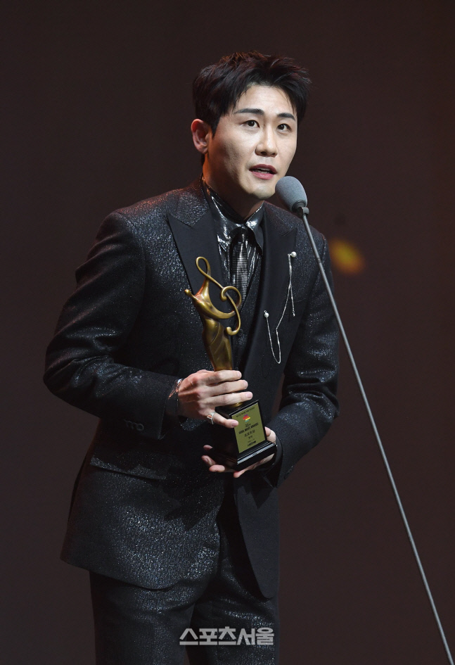 [포토]영탁, 서울가요대상 트로트상 수상