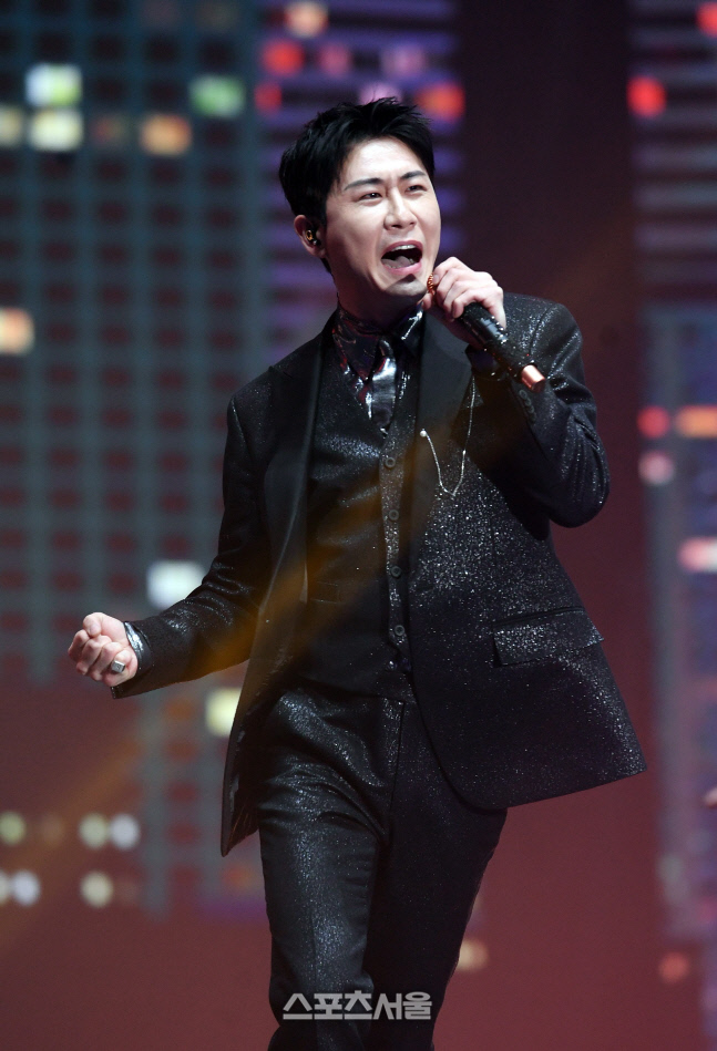 [포토]서울가요대상 트로트상 영탁, 열정적인 무대