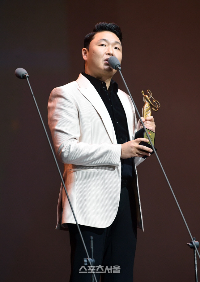[포토]싸이, 서울가요대상 월드베스트아티스트상 수상