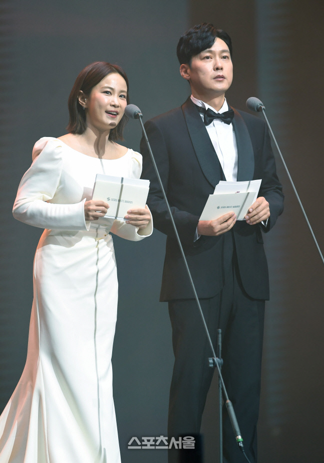 [포토]서울가요대상 발라드상 발표하는 김지민-박병은