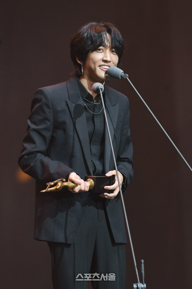 [포토]이승윤, 서울가요대상 올해의 발견상 수상