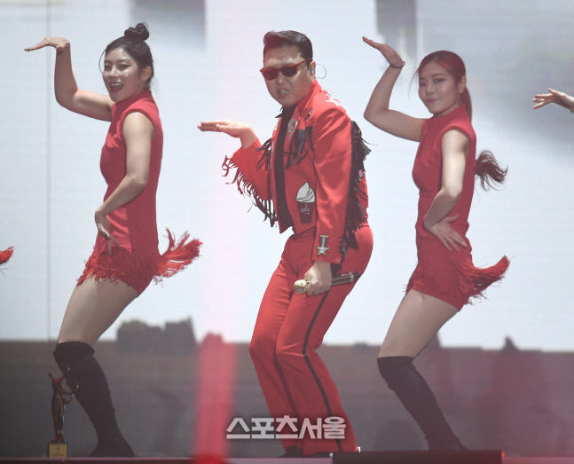 [포토] 싸이 '엉덩이 들썩들썩'