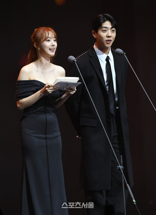 [포토]서울가요대상 신인상 발표하는 박세완과 채종협