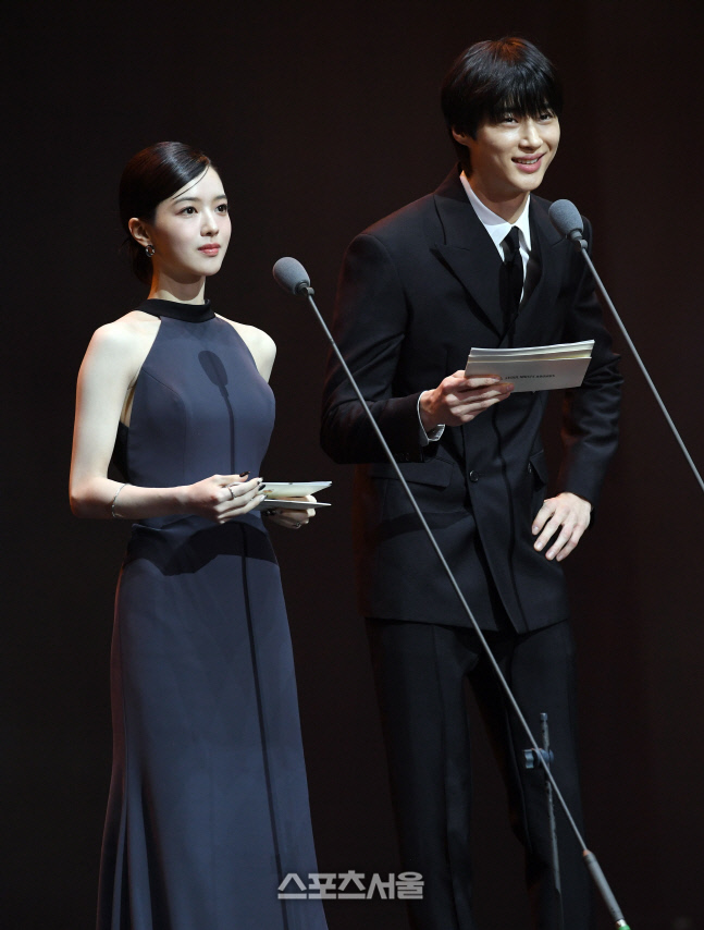 [포토]노정의-변우석, 서울가요대상 시상자로 무대에