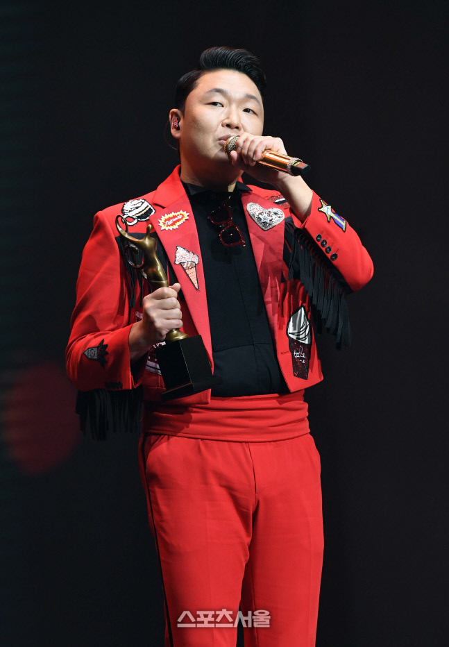 [포토]서울가요대상 2관왕 차지하는 싸이