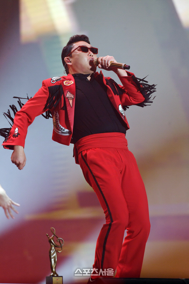 [포토]싸이, 정열의 레드 패션으로!