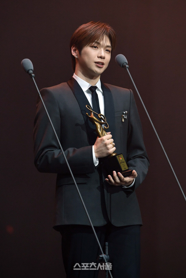 [포토]강다니엘, 서울가요대상 본상 수상