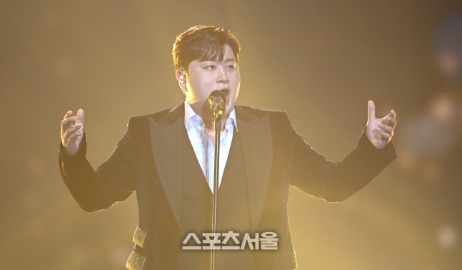 [포토] 김호중 '관객들 감동 시키는 무대'