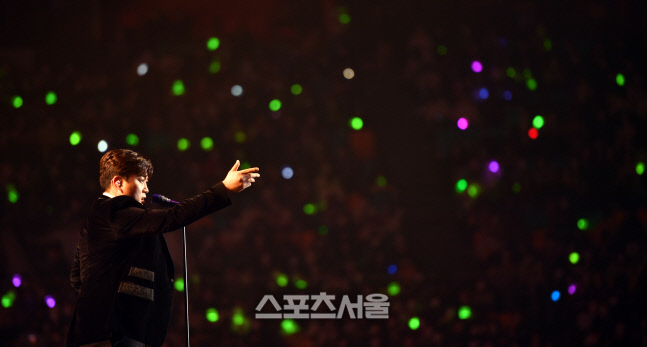 좌중 압도하는 열창 선보이는 김호중[포토]