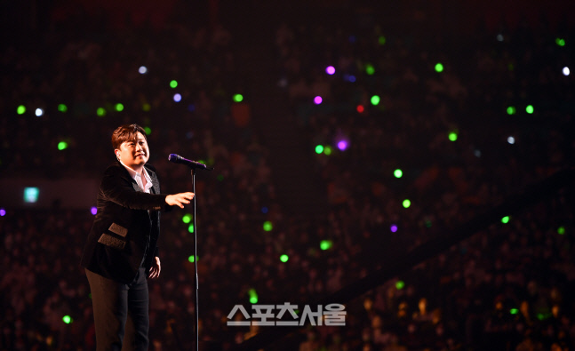 좌중 압도하는 열창 선보이는 김호중[포토]