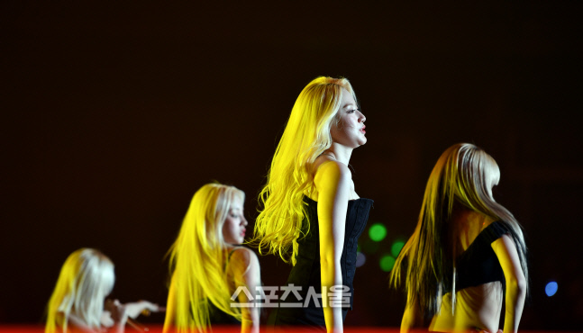 서울가요대상 무대 금색으로 물들이는 (여자)아이들[포토]