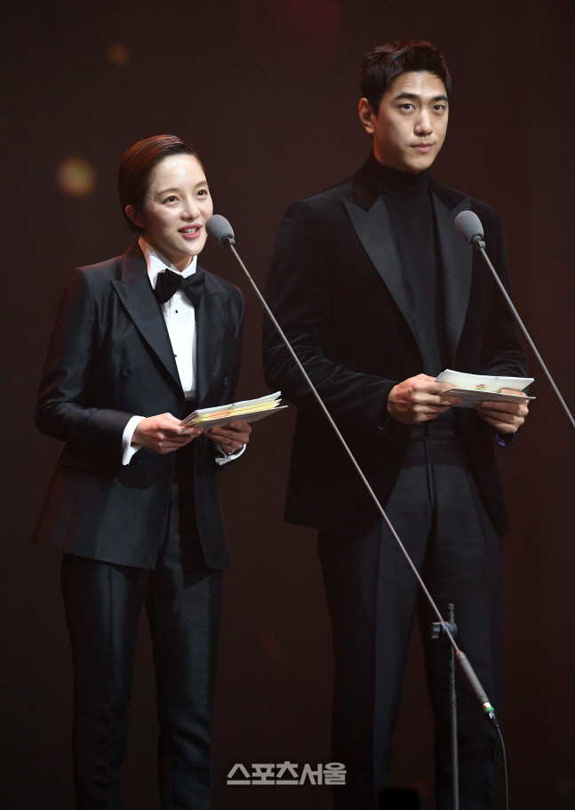 [포토]서울가요대상 본상 수상자 발표하는 황보라-성준