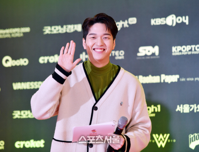 '미소만개' 서울가요대상 레드카펫 사회맡은 개그맨 유재필[포토]