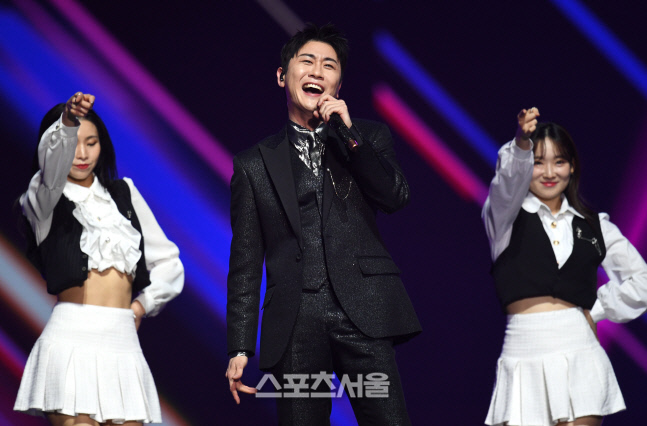 '트로트상' 영탁 "상경 19년, 포기않게 해준 내 사람들 감사"[제32회 서울가요대상]