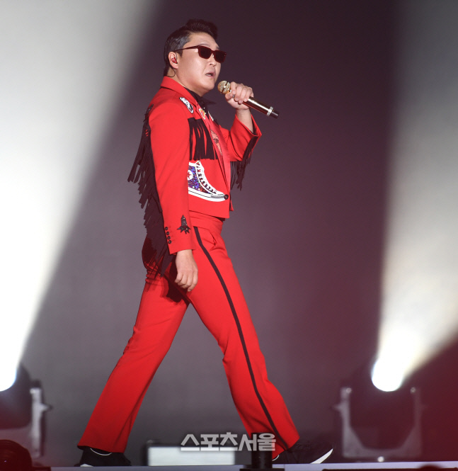 [포토] 싸이 \'열정적인 무대\'