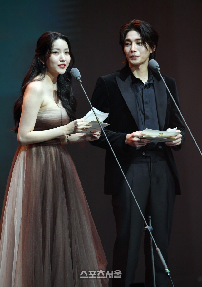 [포토]서울가요대상 본상 수상자 발표하는 김소원-김재영