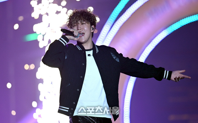 R&B힙합상 비오 "민호형 지코형 감사. 형들 덕"[제32회 서울가요대상]