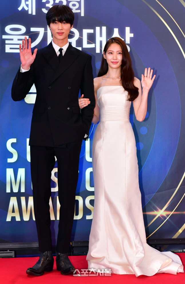 공승연과 레드카펫 무대오른 변우석[포토]