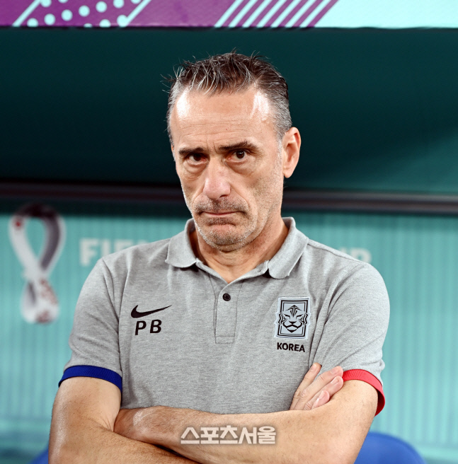 [포토] 벤투 감독 \'긴장한 표정으로\'