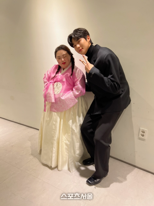 [제 32회 서울가요대상 비하인드] '세자의 품격' 보여준 문상민, 정은혜 위한 '매너다리'+역대급 에스코트 눈길