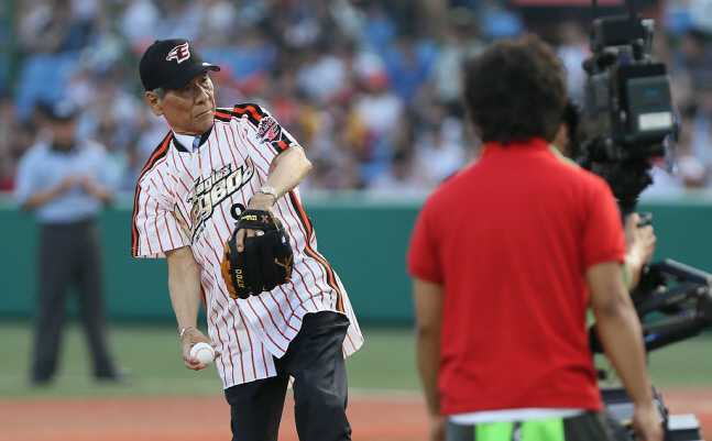 ‘1982 프로야구 첫 우승’ 이끈 김영덕 전 OB 감독 별세, 향년 87세