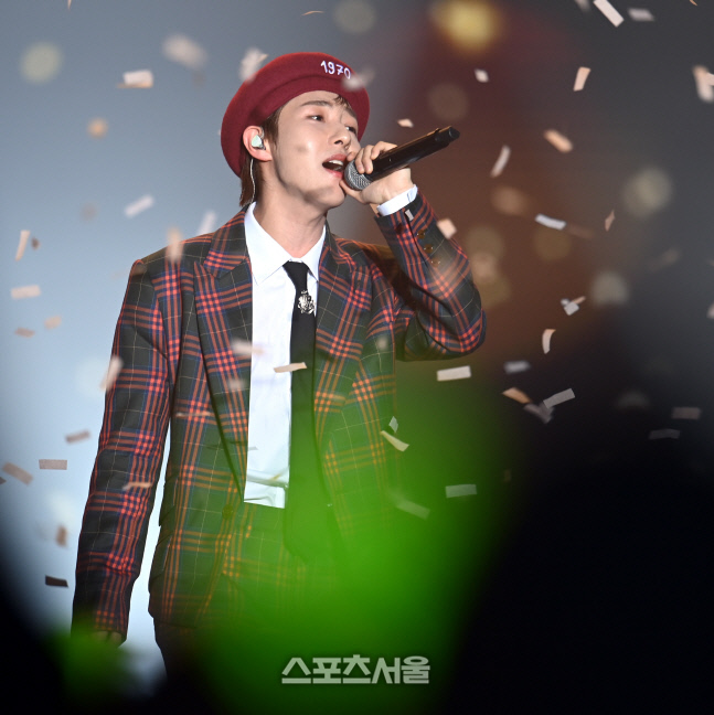 [포토] NCT 드림 런쥔 \'종이가루 맞으며 앵콜 공연\'