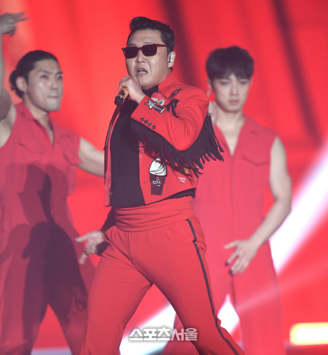 [포토] 싸이 \'무대를 빨갛게 물들이는 공연\'