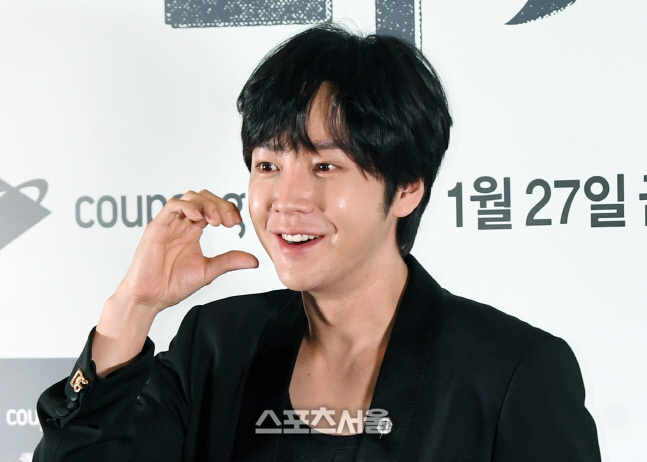 [포토]장근석, '이렇게 볼 하트요?'