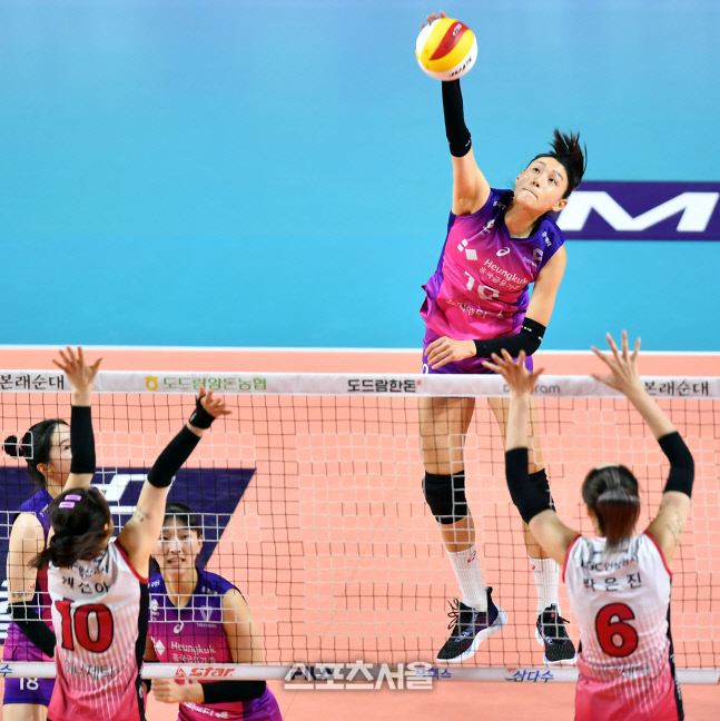 압도적인 높이로 후위공격 시도하는 김연경[포토]