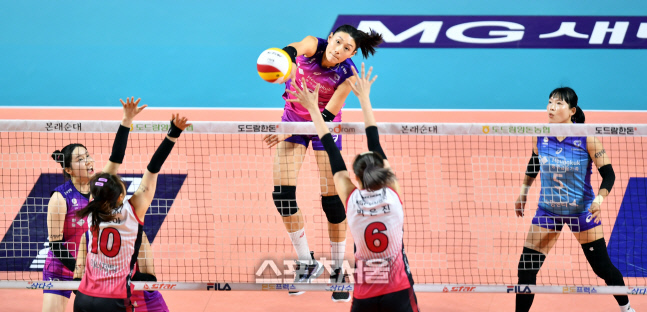 압도적인 높이로 후위공격 시도하는 김연경[포토]