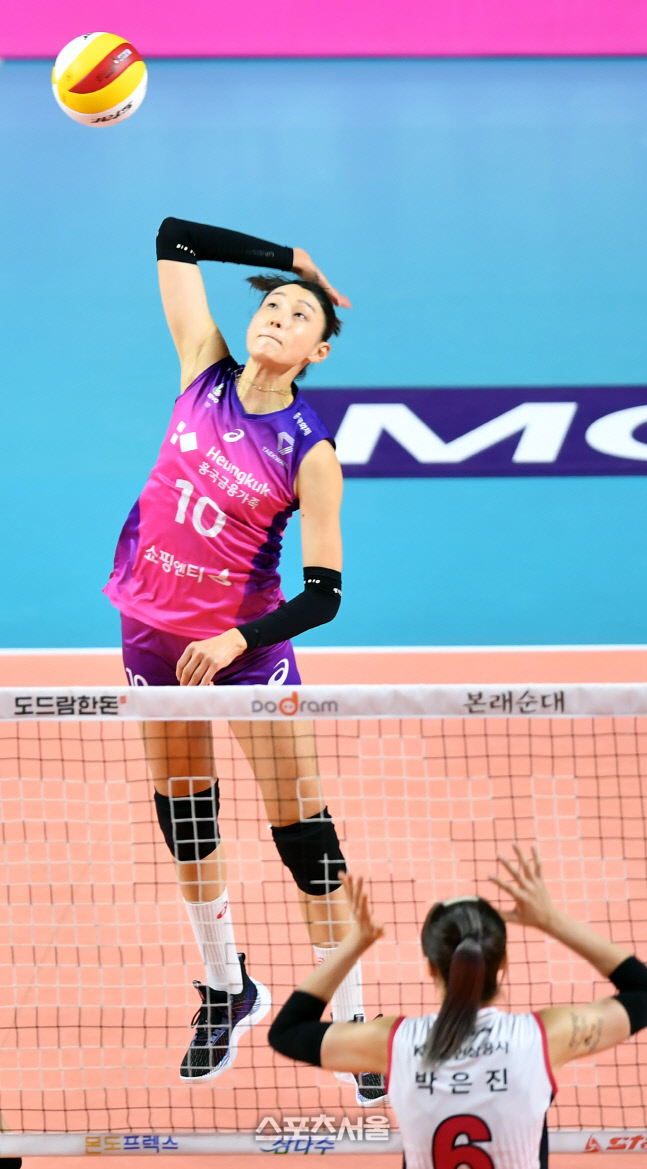 후위공격 시도하는 김연경[포토]