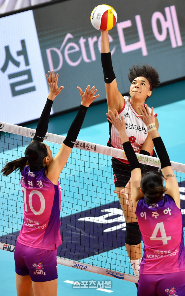 김연경 블로킹 뚫는 엘리자벳[포토]