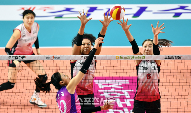 '박은진 엘리자벳에 막힌 김연경'[포토]