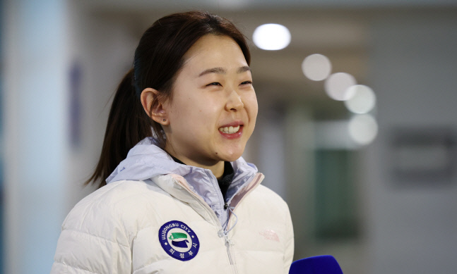 환하게 웃는 김민선