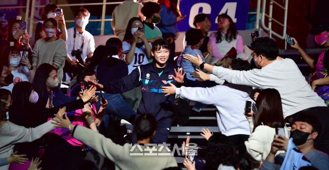 '미소가 절로' 관중속에서 입장하는 배구올스타들[포토]