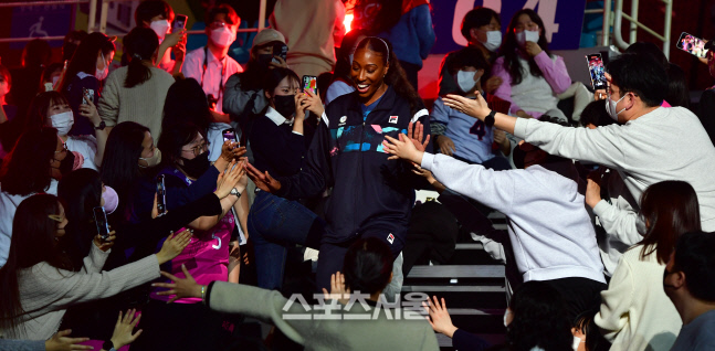 '미소가 절로' 관중속에서 입장하는 배구올스타들[포토]