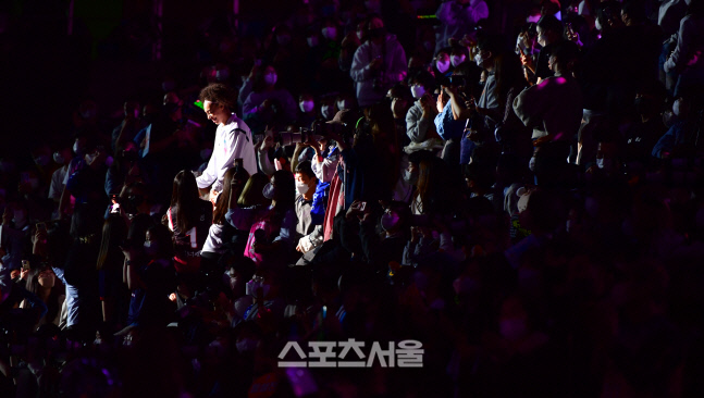 '팬과 함께' 관중속에서 입장하는 배구올스타들[포토]