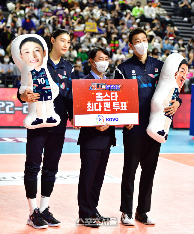 팬투표 1위 신영석과 김연경[포토]