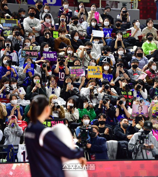'응원에 뭉클' 김연경[포토]