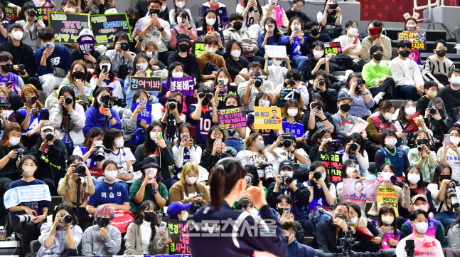 '응원에 뭉클' 김연경[포토]