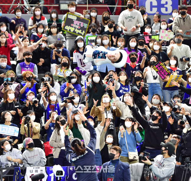 '응원에 감사하며 선물 투척' 김연경[포토]