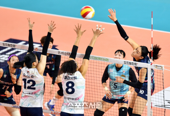 이중블로킹 뚫는 M-스타 김연경[포토]