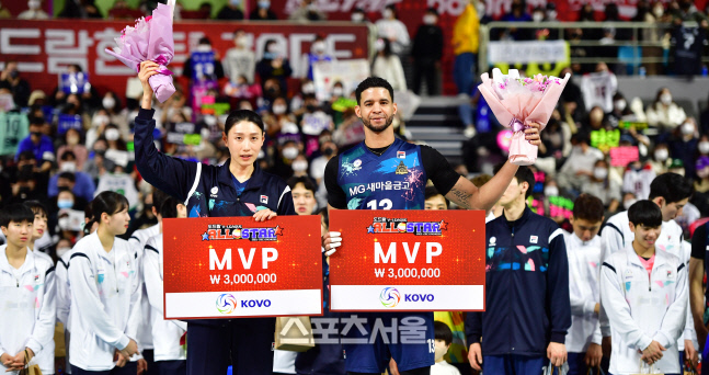 올스타 MVP 차지한 김연경과 레오[포토]