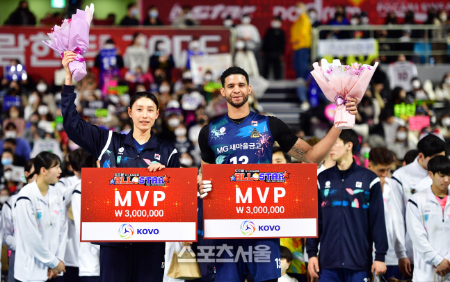 올스타 MVP 차지한 김연경과 레오[포토]
