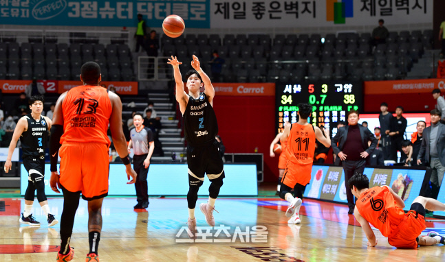 볼뺏어 버저비터 성공시키는 이호현[포토]