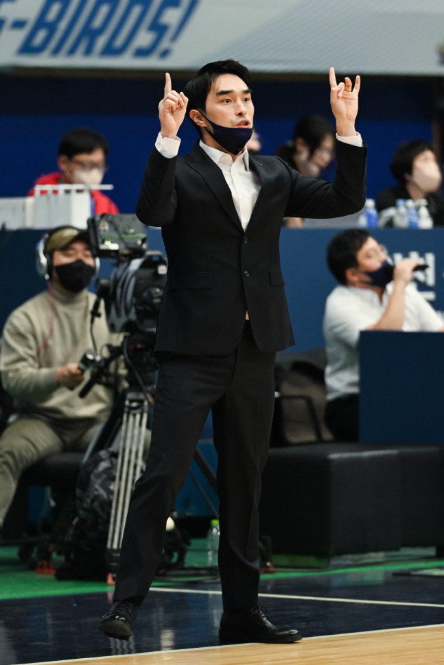 '우리은행 상대 2연승' 신한은행 구나단 감독 "박지현·박혜진 잘 막았다" [승장]